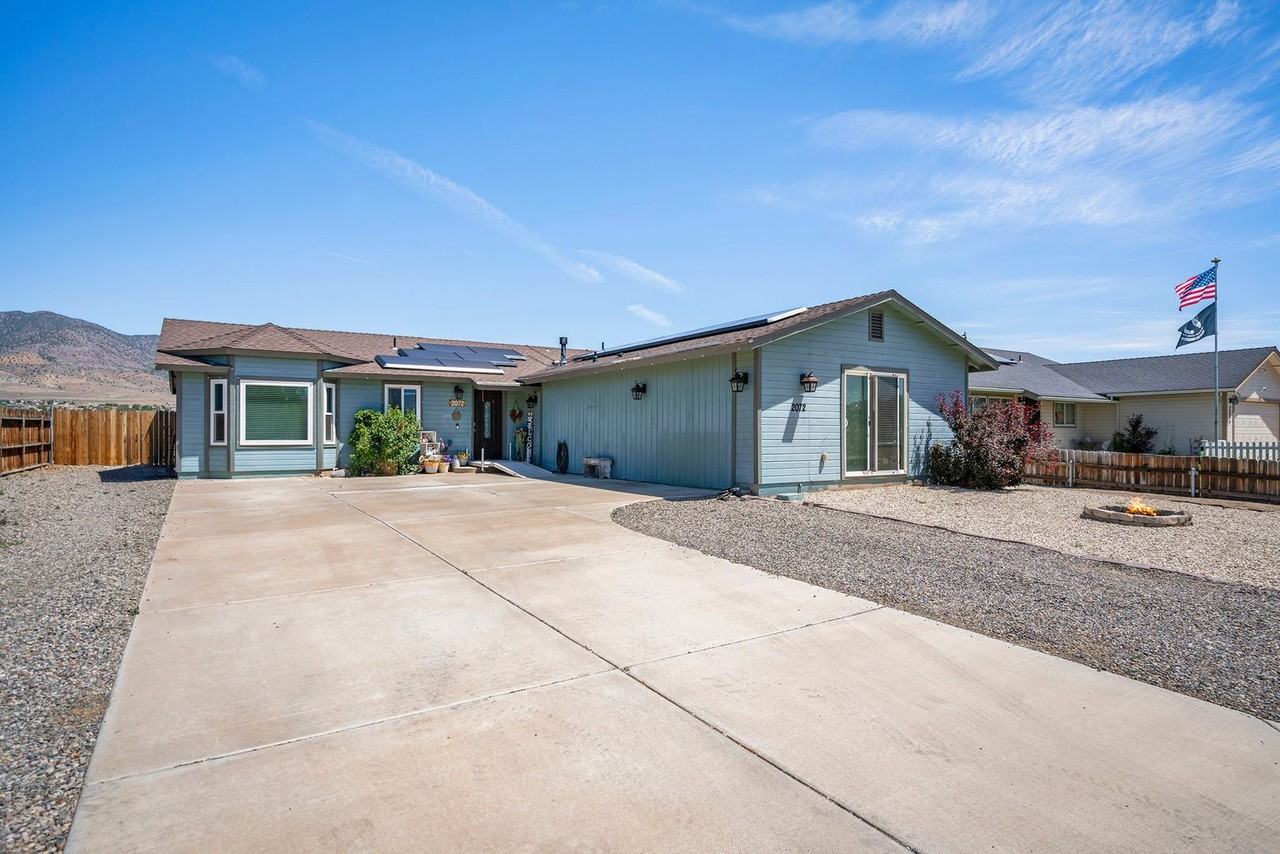 2072 Lonnie Ln - Photo 2 of 25
