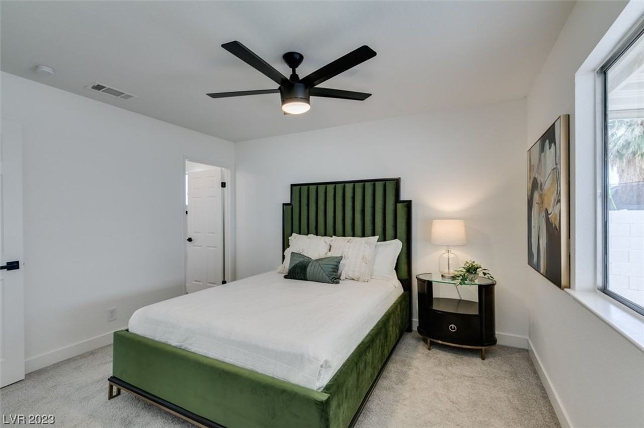 598 Jackson Dr - Photo 4 of 41