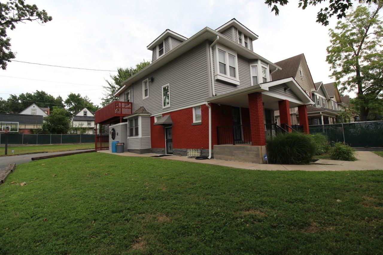 3215 Charlotte St - Photo 4 of 30