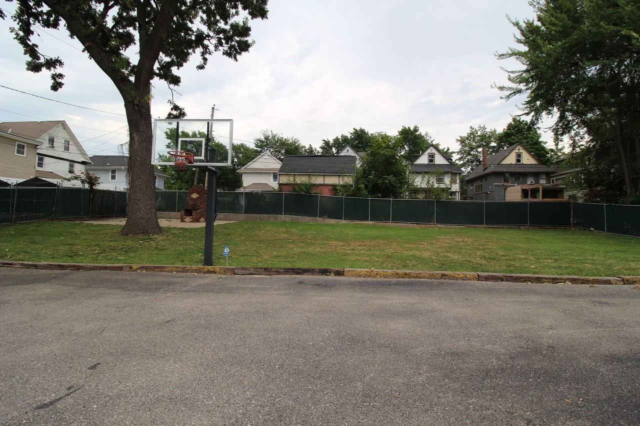 3215 Charlotte St - Photo 6 of 30