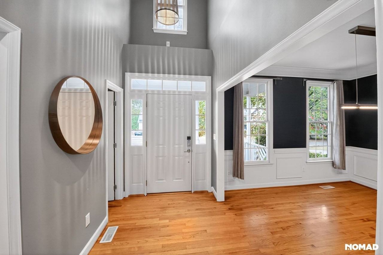 8006 Crenshaw Ln - Photo 4 of 13