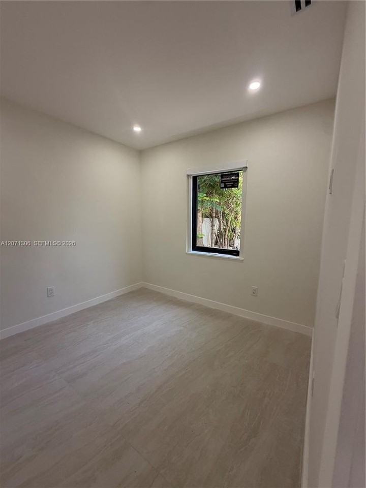3680 Nw 16th St - Photo 6 of 10