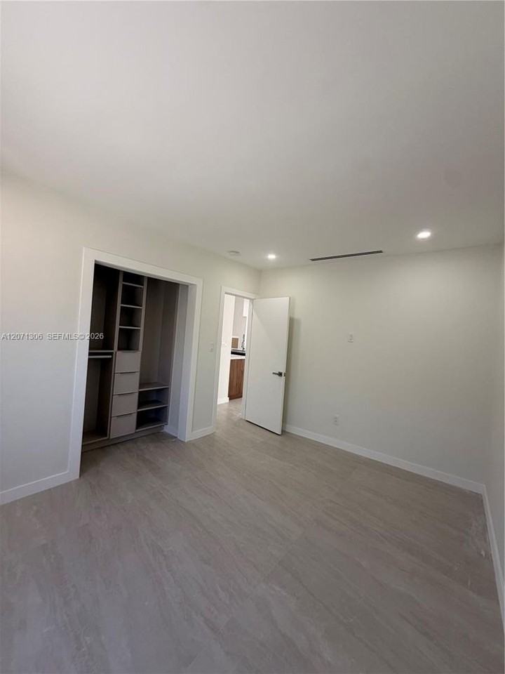 3680 Nw 16th St - Photo 7 of 10