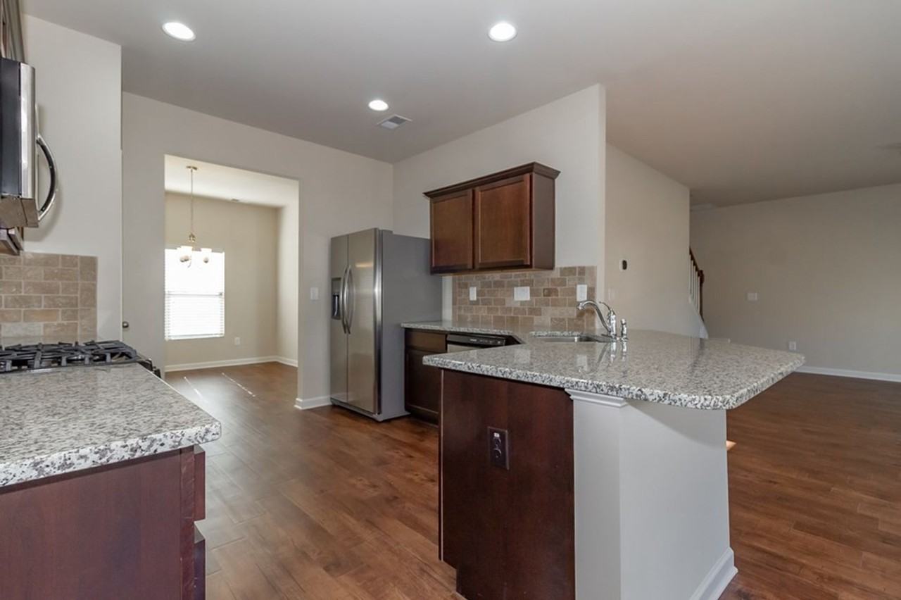 4702 Southwind Rd - Photo 4 of 33