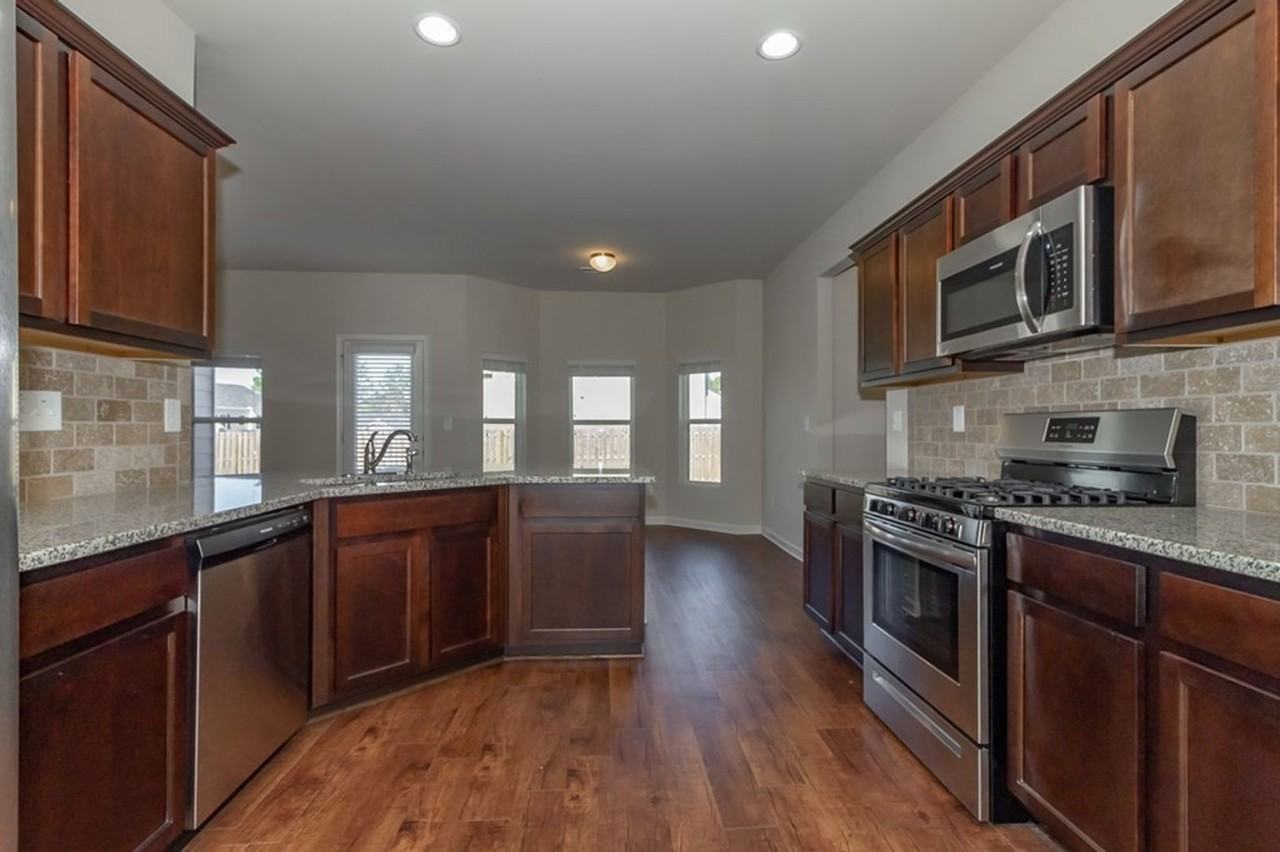 4702 Southwind Rd - Photo 5 of 33