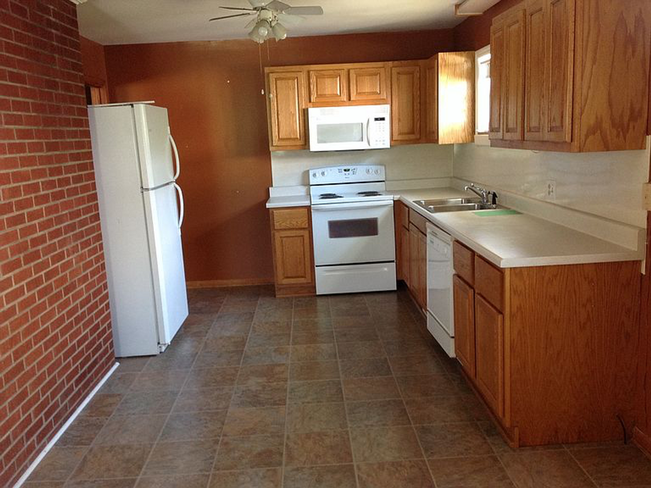 1905 Vickers Ln - Photo 4 of 19