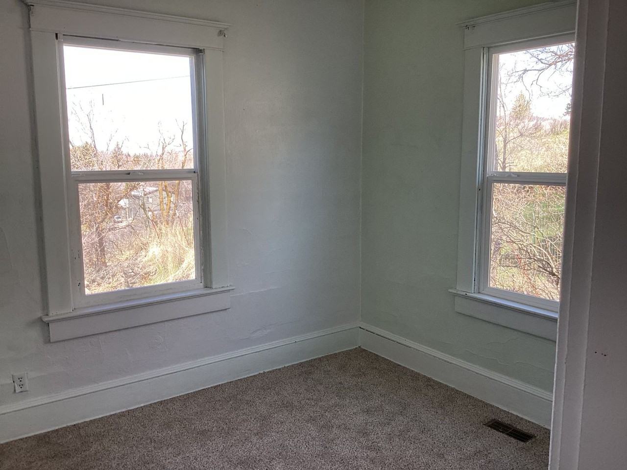 327 Grant St - Photo 7 of 11