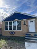 Garfield Ridge 3 bedroom apartment with a Garden 2 bedroom unit. - Photo 1 of 1