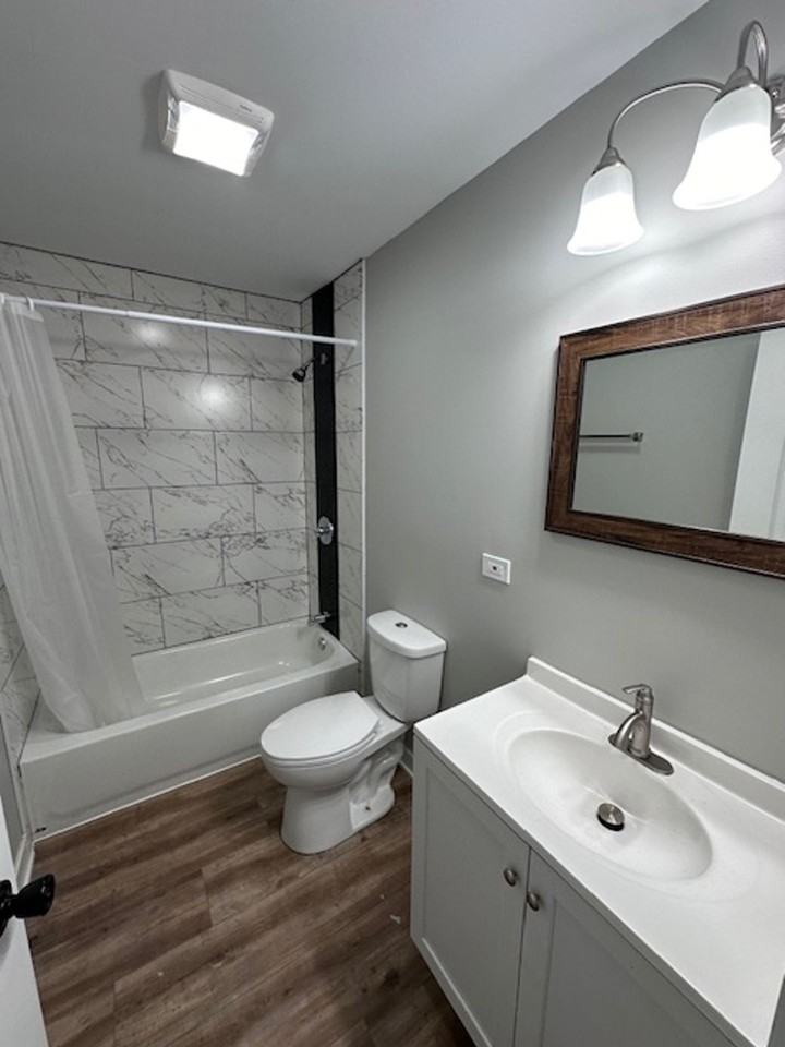 Garfield Ridge 3 bedroom apartment with a Garden 2 bedroom unit. - Photo 2 of 8