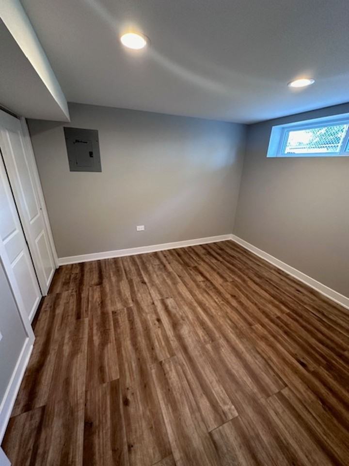 Garfield Ridge 3 bedroom apartment with a Garden 2 bedroom unit. - Photo 3 of 8