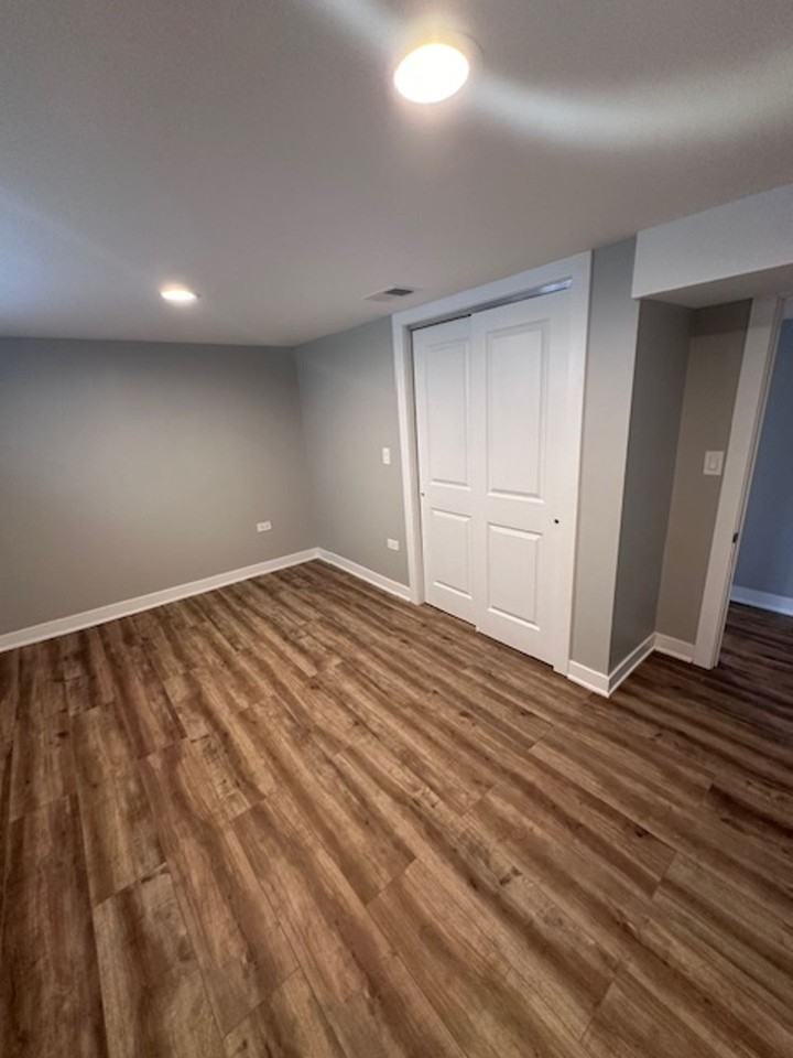 Garfield Ridge 3 bedroom apartment with a Garden 2 bedroom unit. - Photo 4 of 8