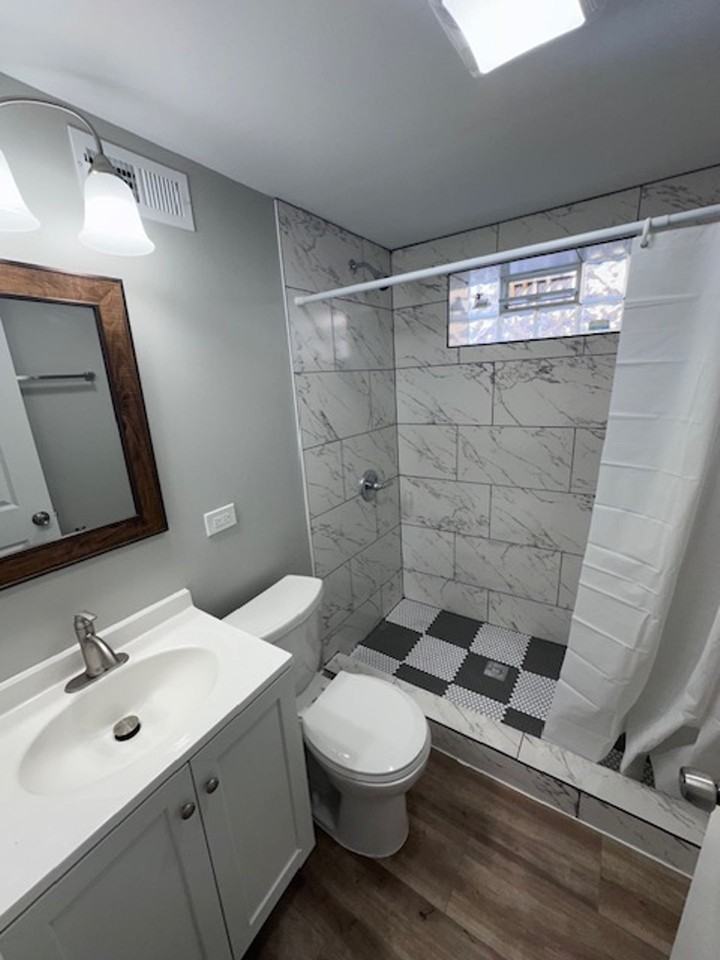 Garfield Ridge 3 bedroom apartment with a Garden 2 bedroom unit. - Photo 5 of 8