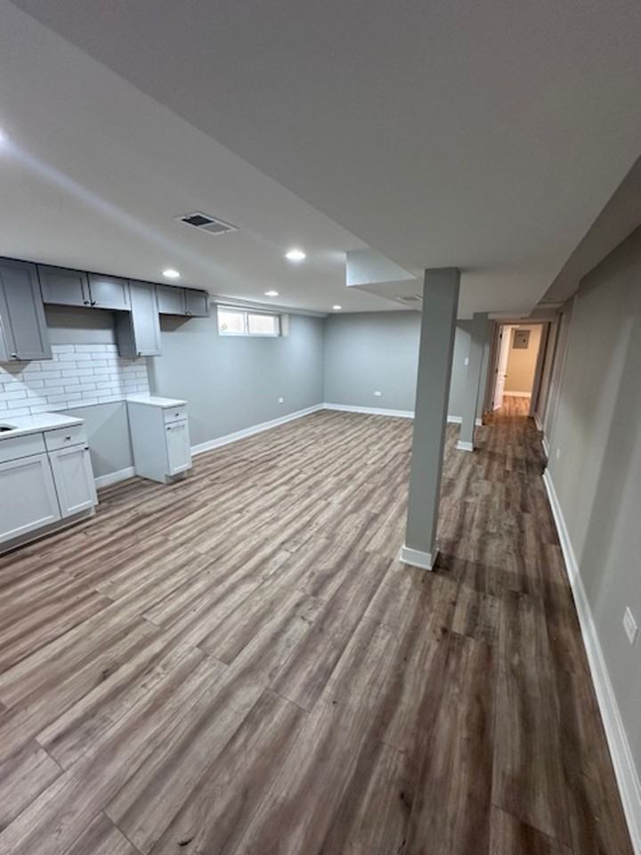 Garfield Ridge 3 bedroom apartment with a Garden 2 bedroom unit. - Photo 6 of 8