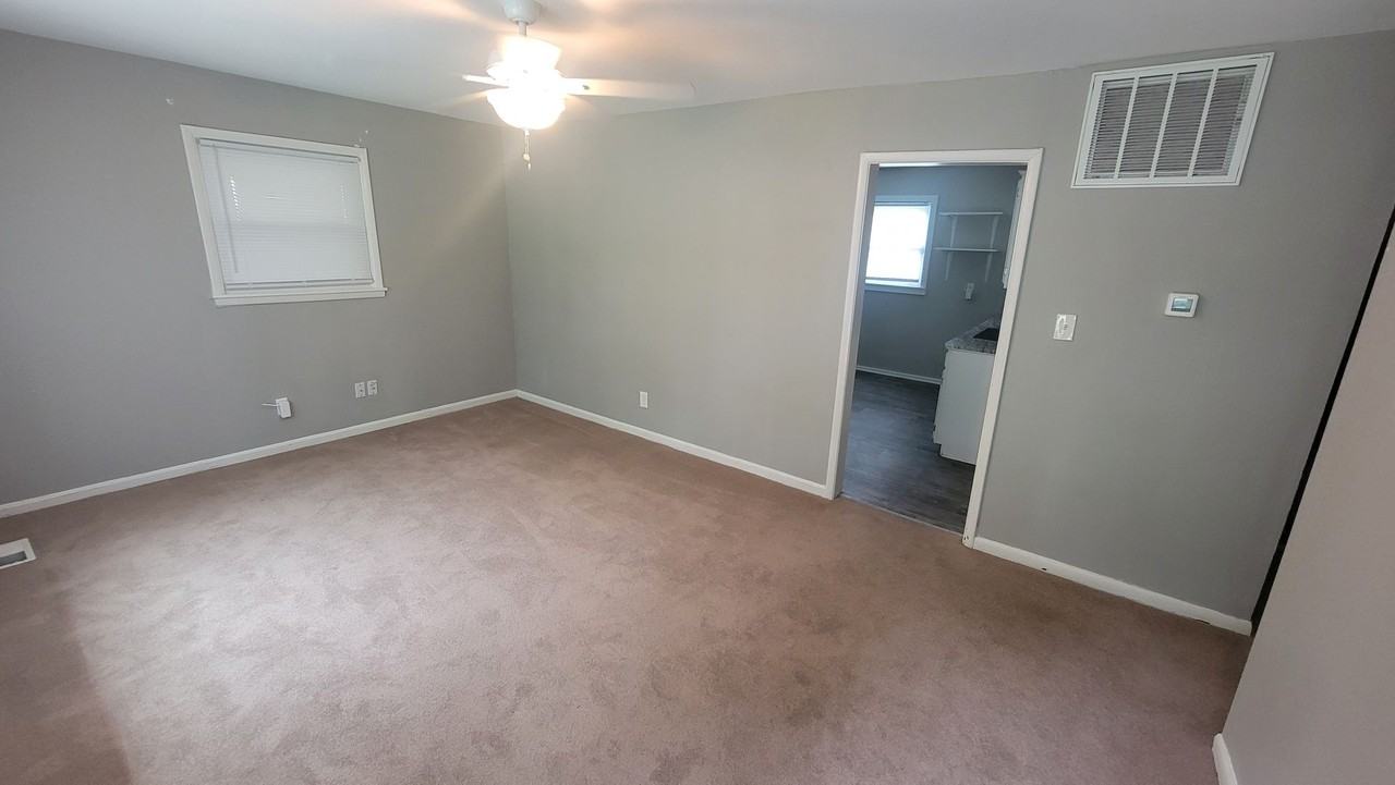 10210 Browns Ct - Photo 3 of 12