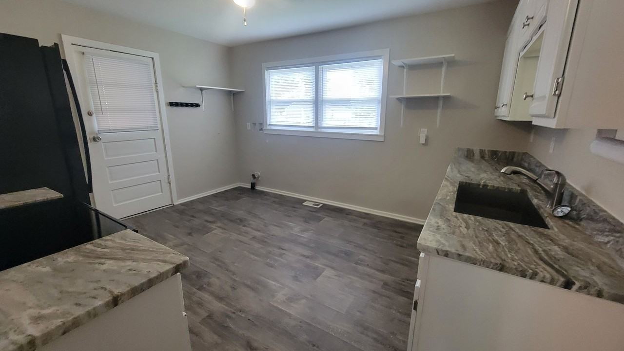10210 Browns Ct - Photo 5 of 12