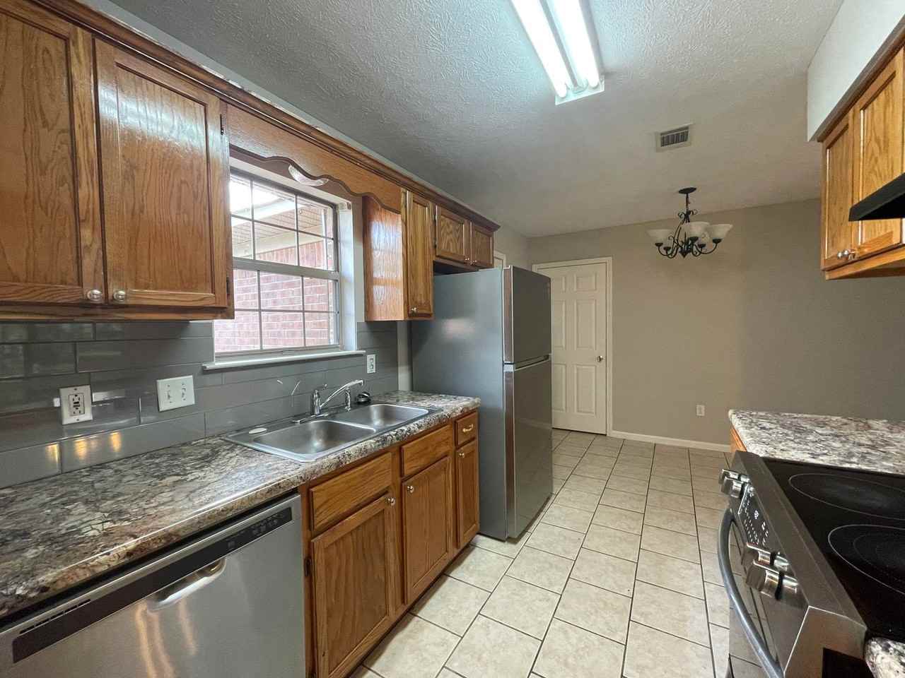 1425 Joyner Dr - Photo 2 of 15
