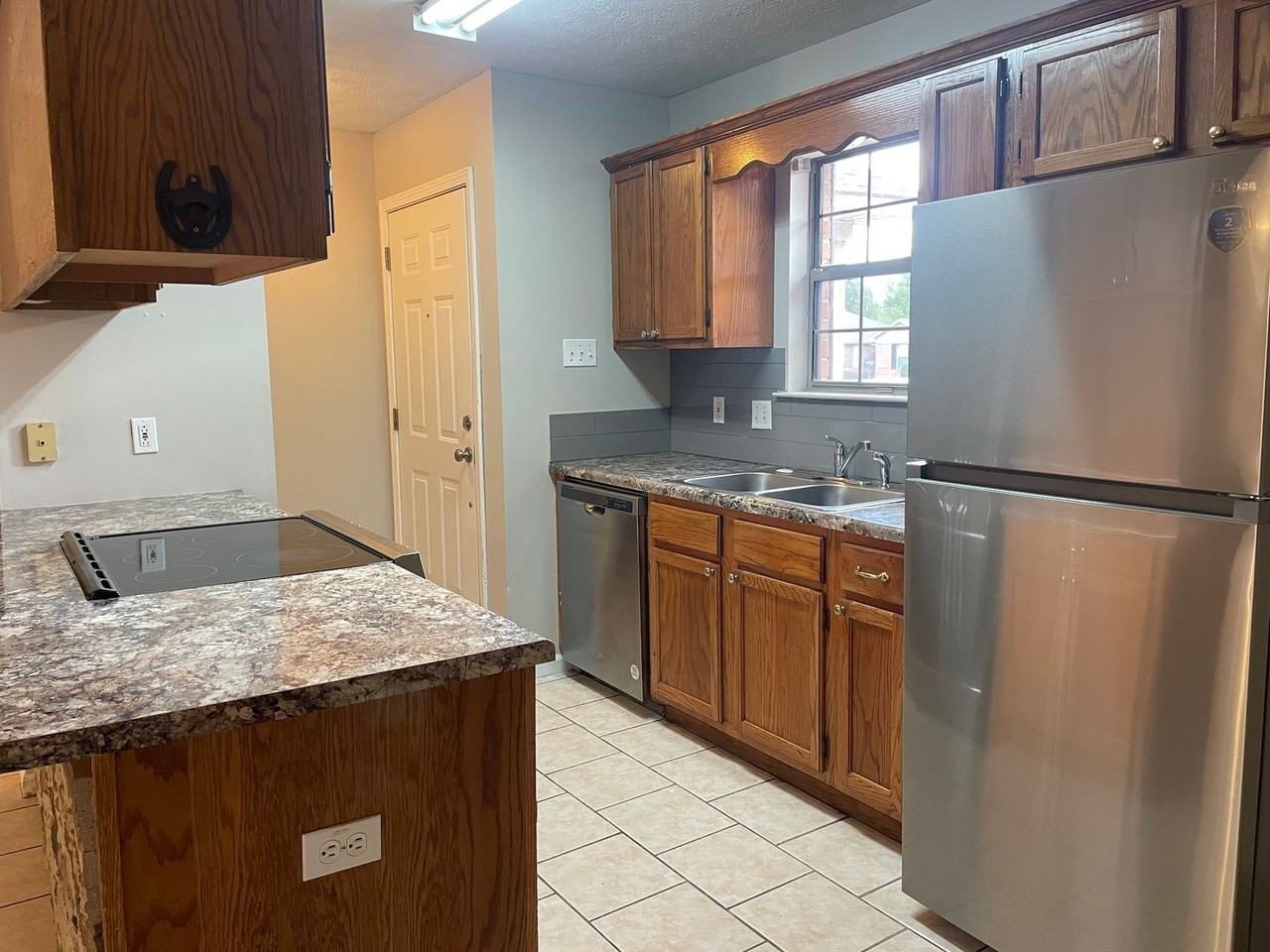 1425 Joyner Dr - Photo 3 of 15