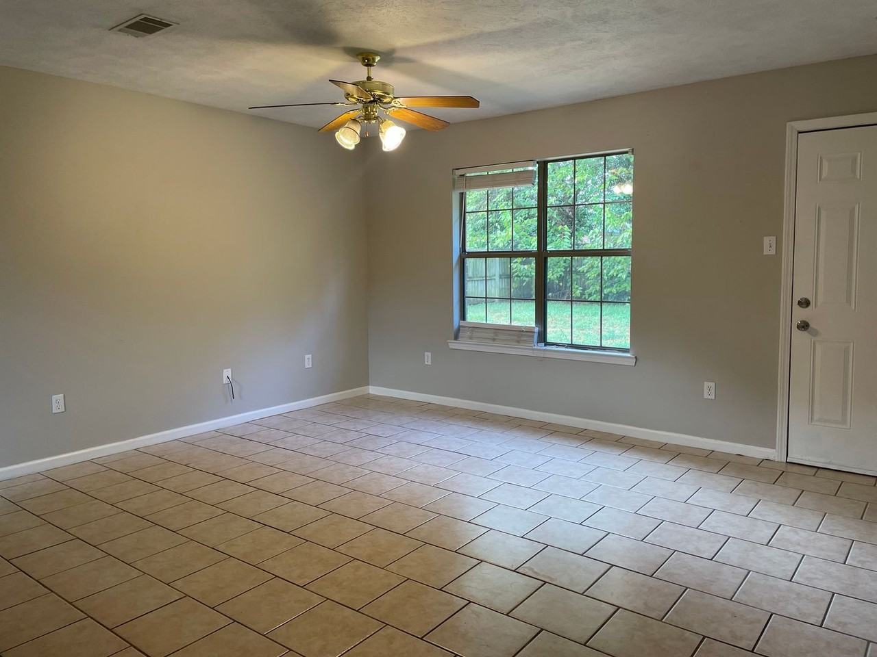 1425 Joyner Dr - Photo 4 of 15