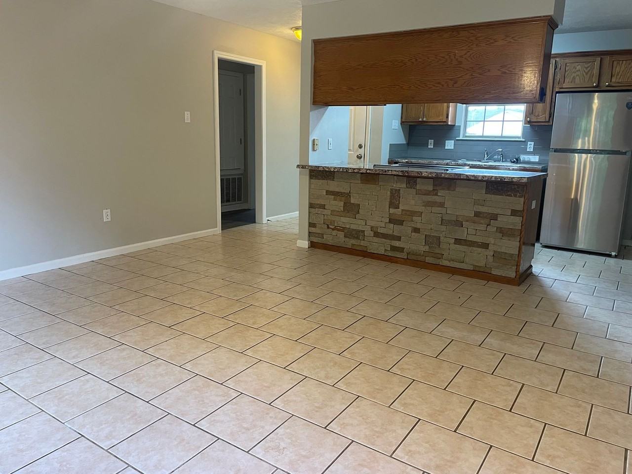 1425 Joyner Dr - Photo 5 of 15