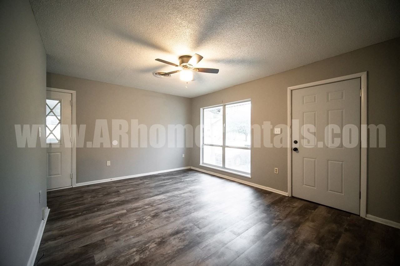 916 Desoto Pl - Photo 2 of 11