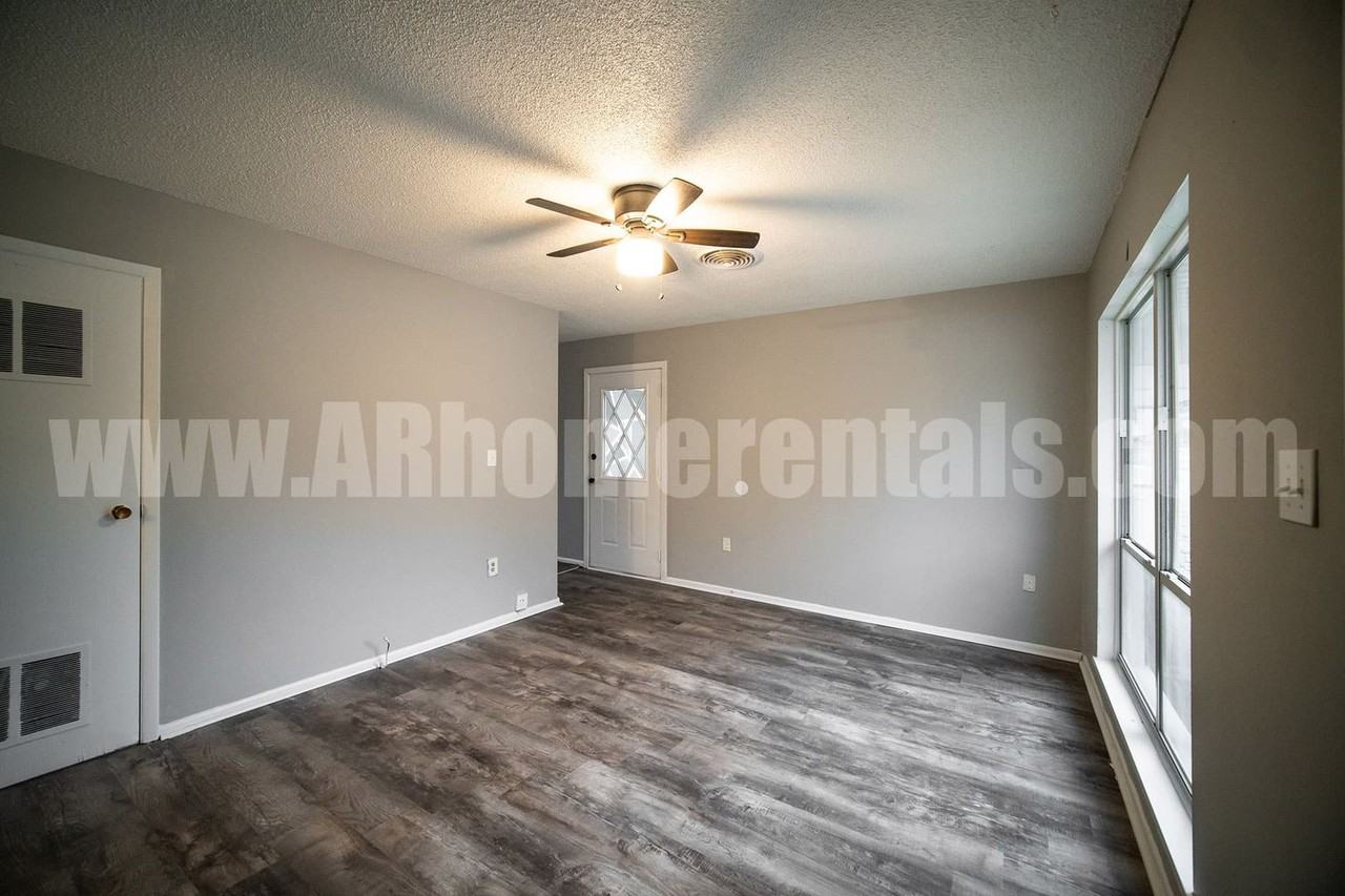 916 Desoto Pl - Photo 3 of 11