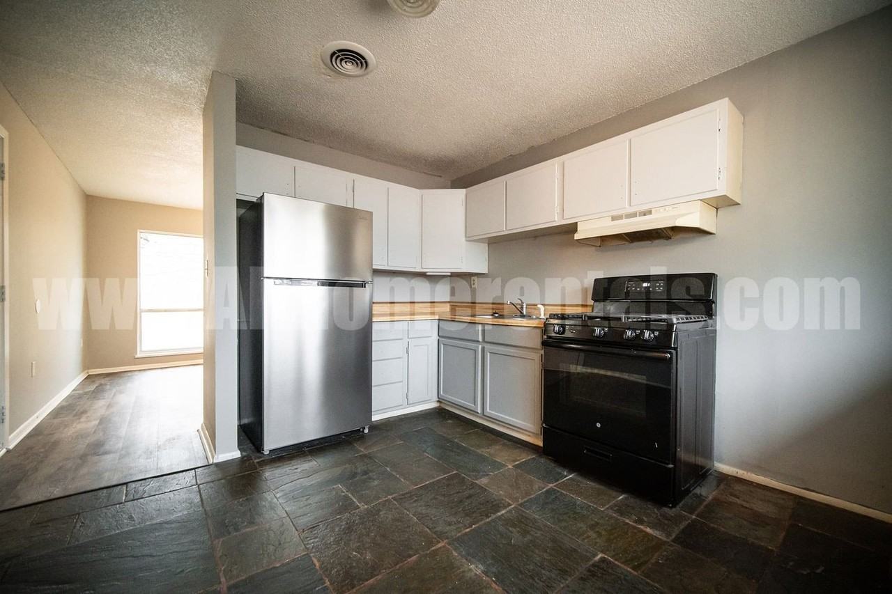 916 Desoto Pl - Photo 4 of 11