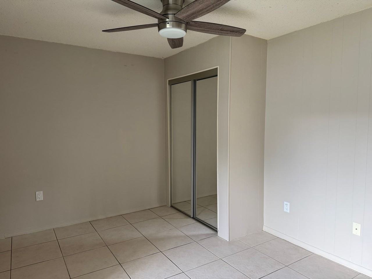 2811 Sw Archer Rd - Photo 2 of 9