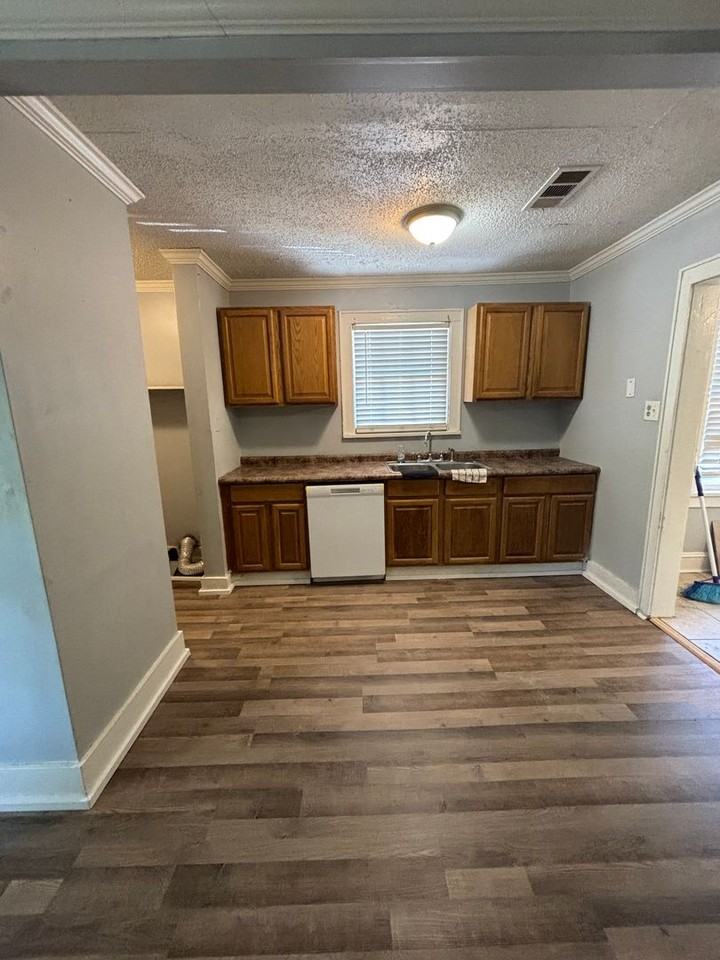 127 E Olive St - Photo 4 of 11