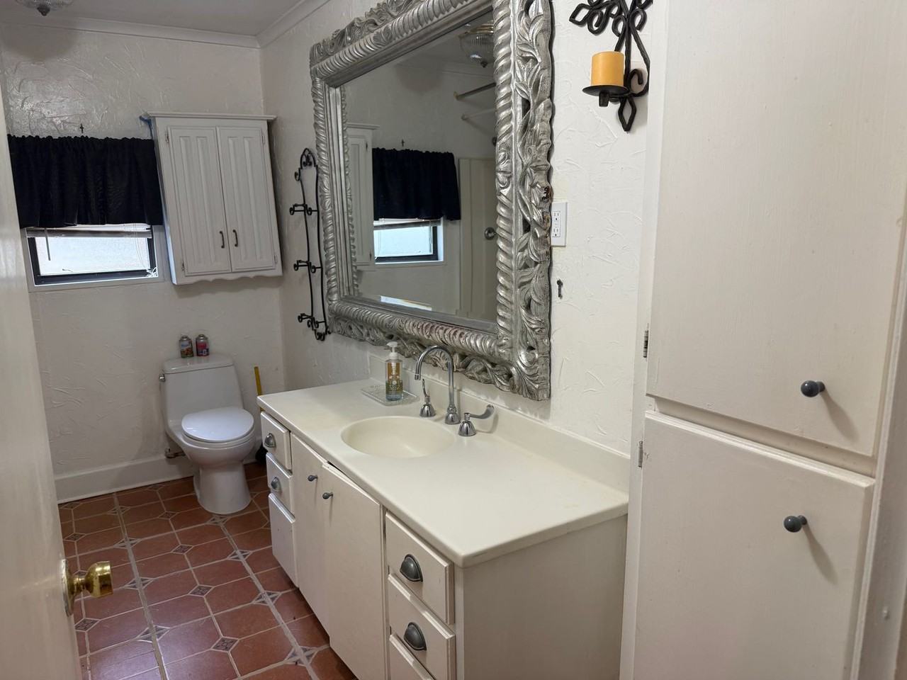 643 E South St - Photo 7 of 30