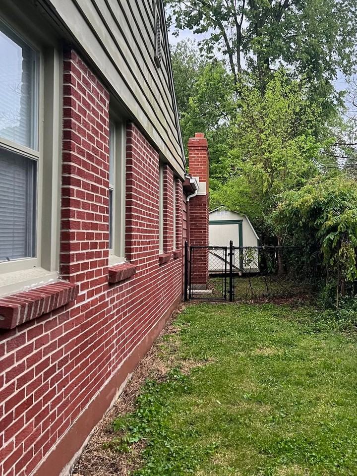 1033 E Kingsbury St - Photo 4 of 17