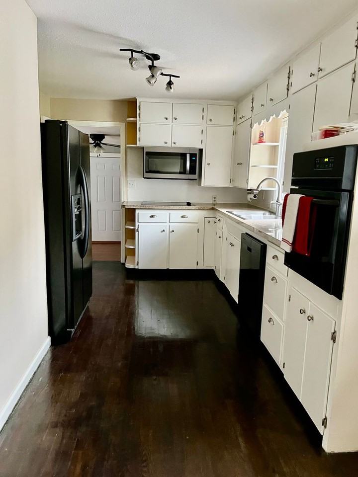 1033 E Kingsbury St - Photo 6 of 17