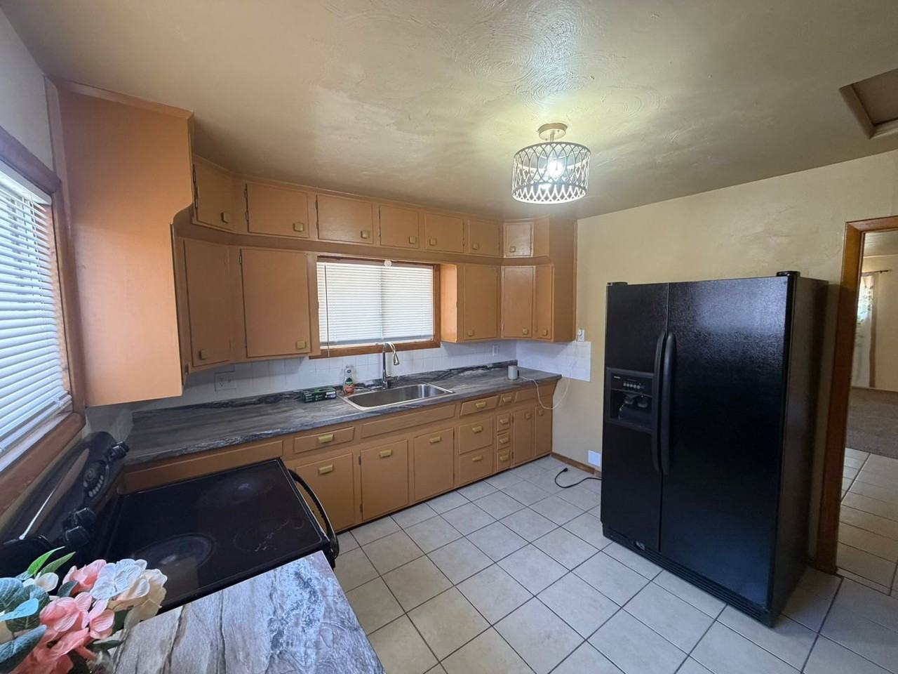 1031 N Spring St - Photo 4 of 18