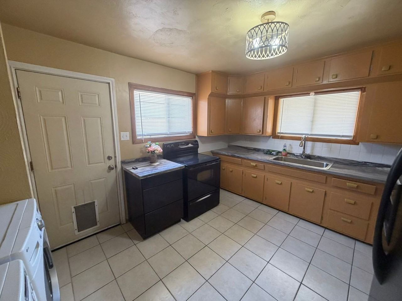 1031 N Spring St - Photo 5 of 18