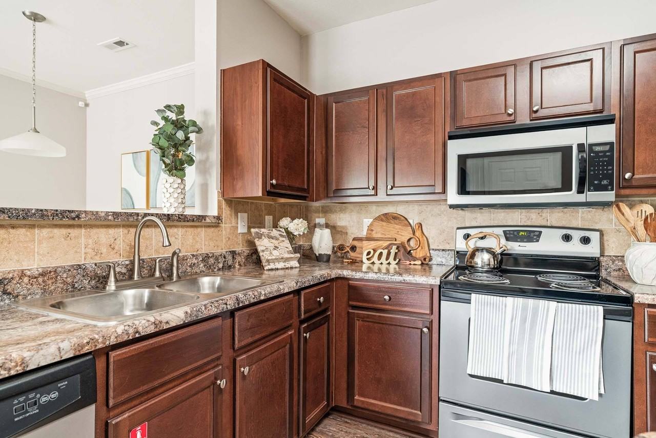 Vintage Creekwood Park Apartments - Photo 2 of 35