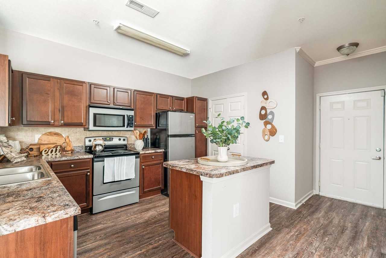 Vintage Creekwood Park Apartments - Photo 3 of 35