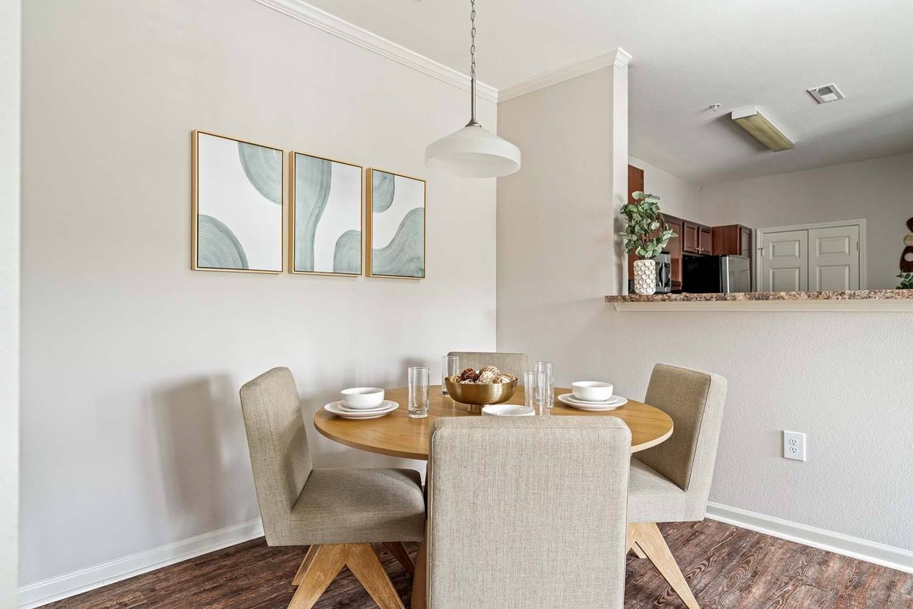 Vintage Creekwood Park Apartments - Photo 4 of 35