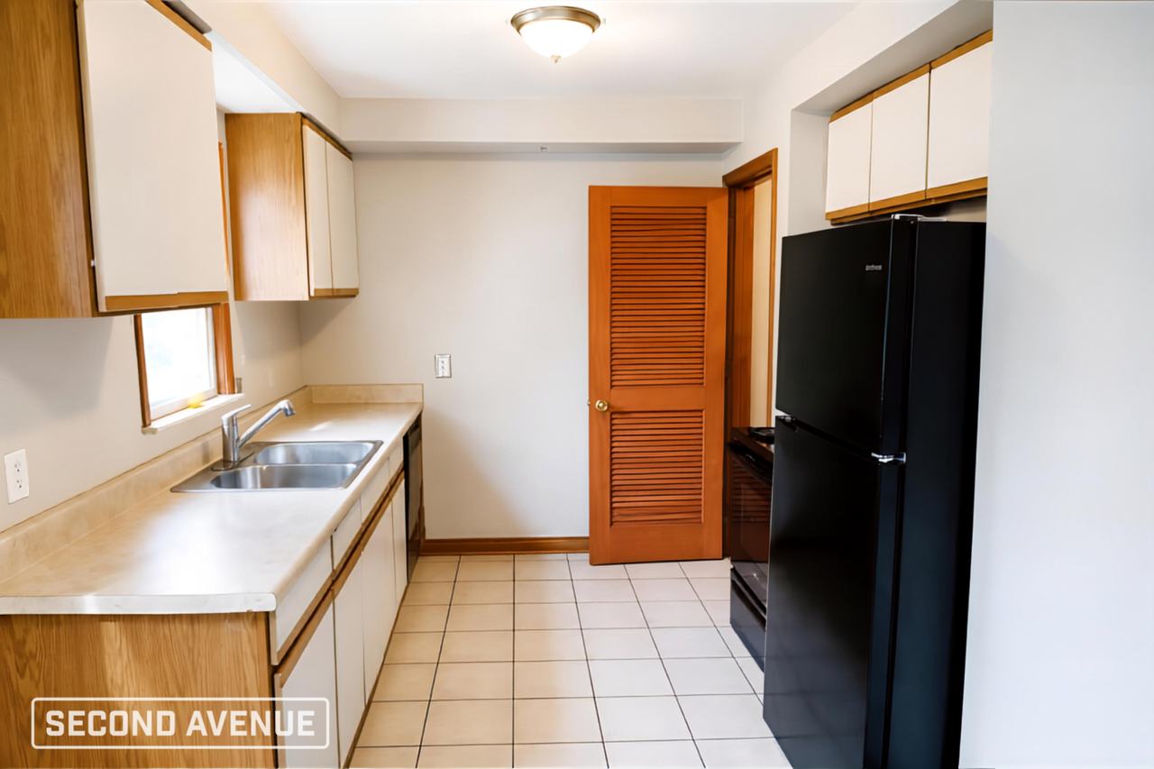 20104 Ridgewood Ave - Photo 2 of 12