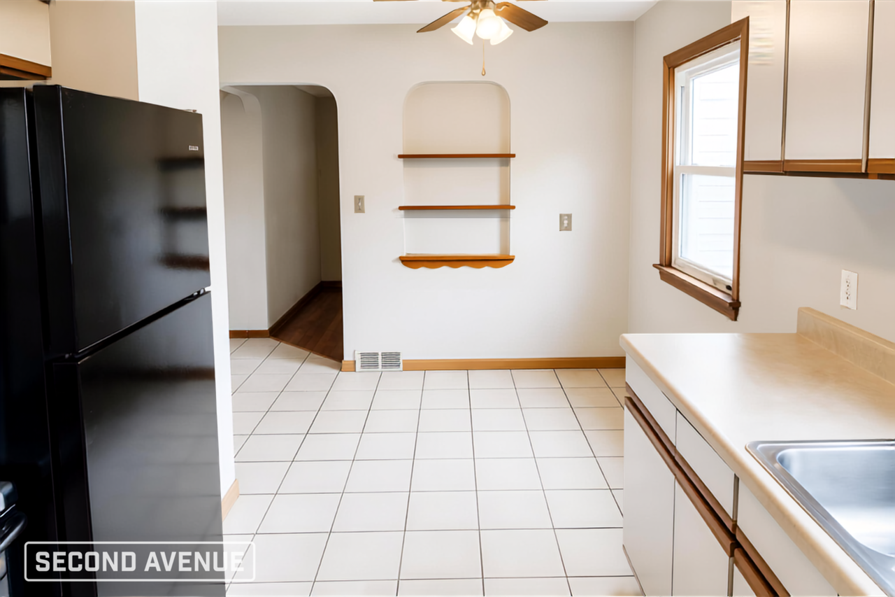 20104 Ridgewood Ave - Photo 3 of 12