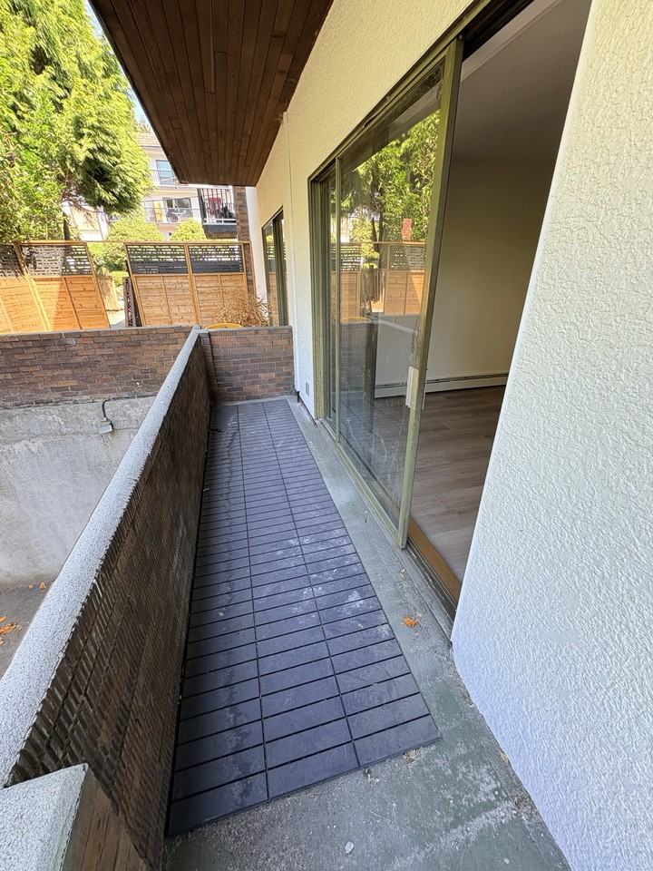 CASA DEL MAR APARTMENTS - Photo 5 of 36