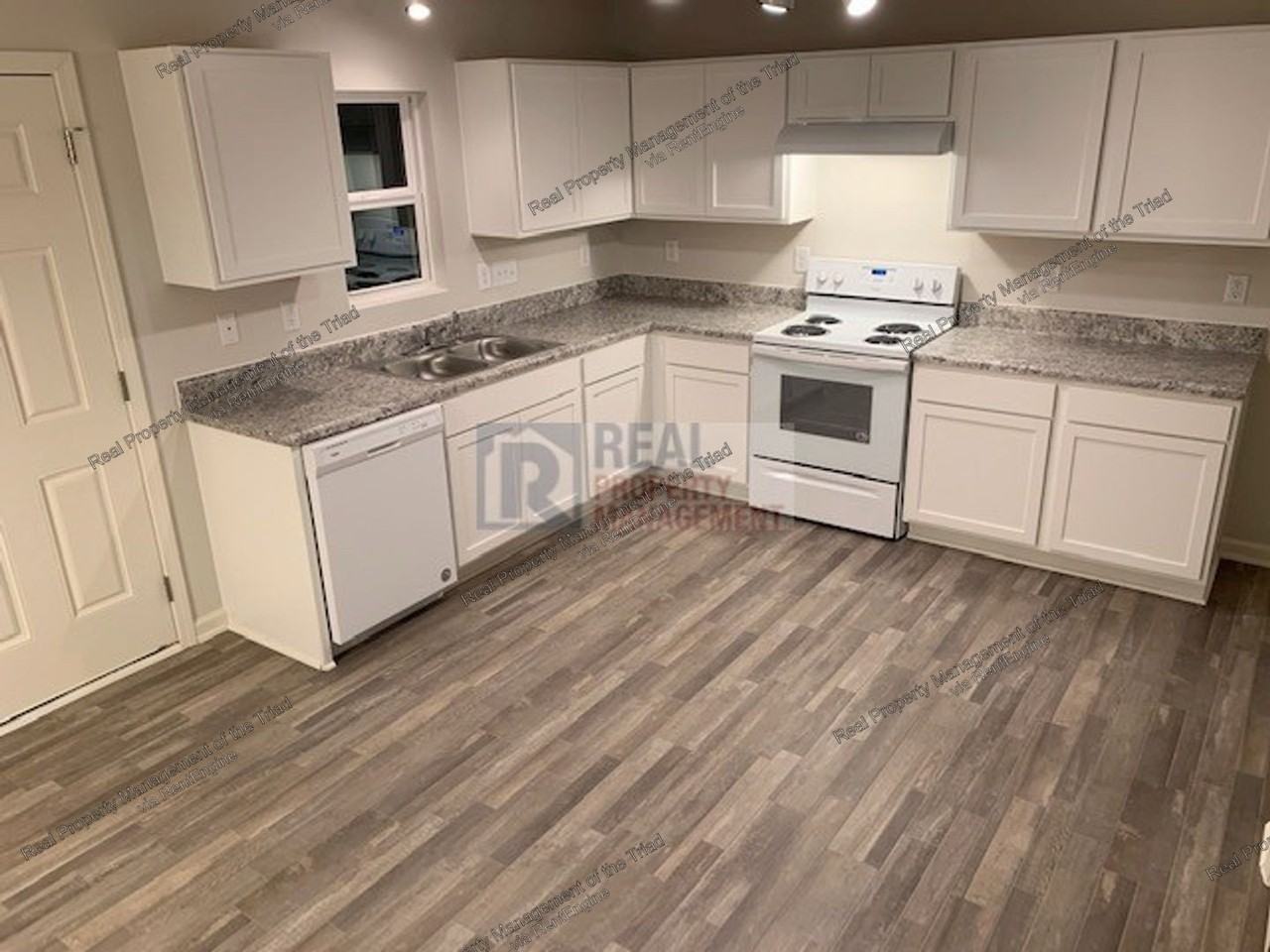 2605 Craftsbury St - Photo 3 of 13
