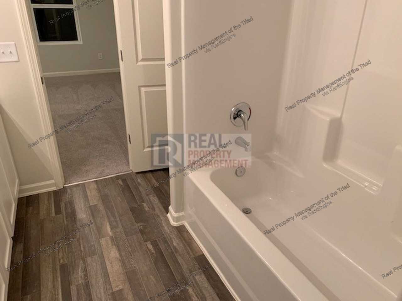 2605 Craftsbury St - Photo 7 of 13