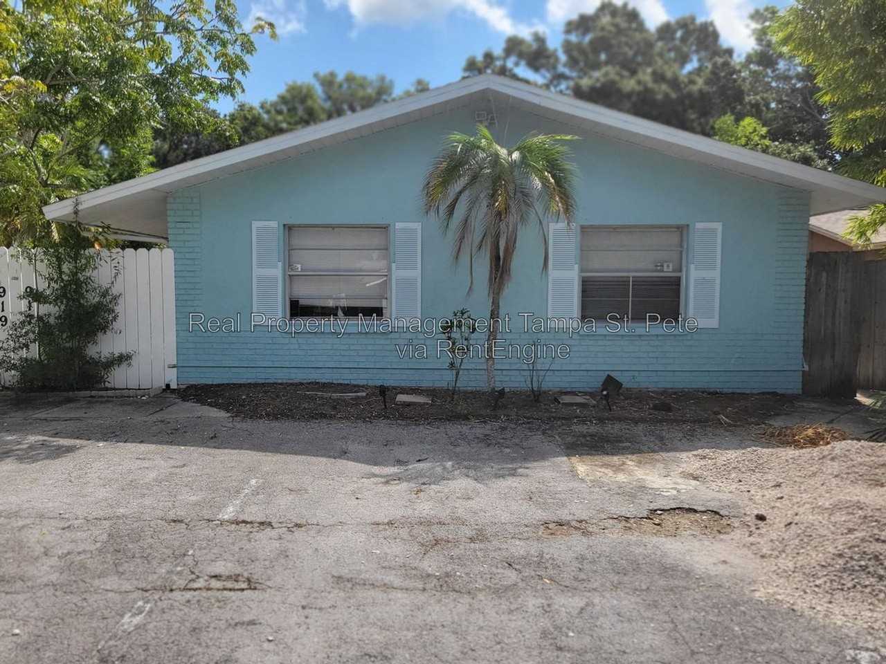 917 Lake Palms Dr