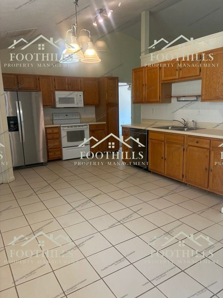 1003 Ravenswood Dr - Photo 3 of 22