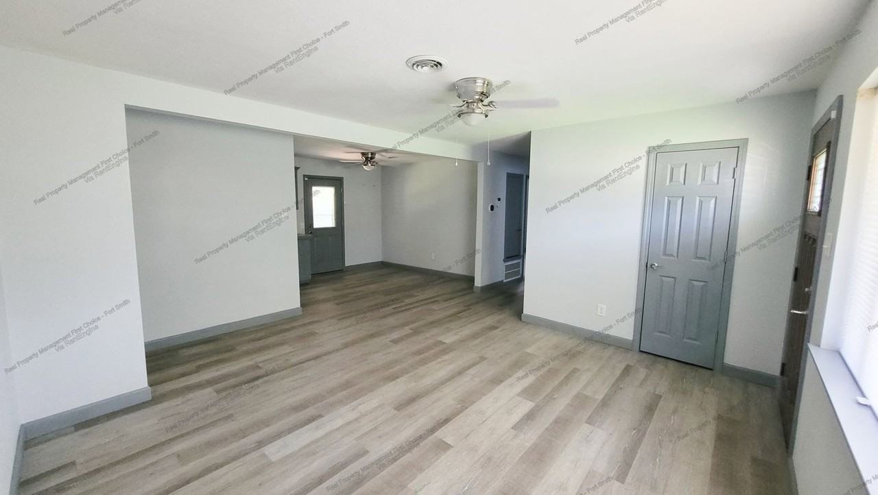 1004 A St - Photo 2 of 12