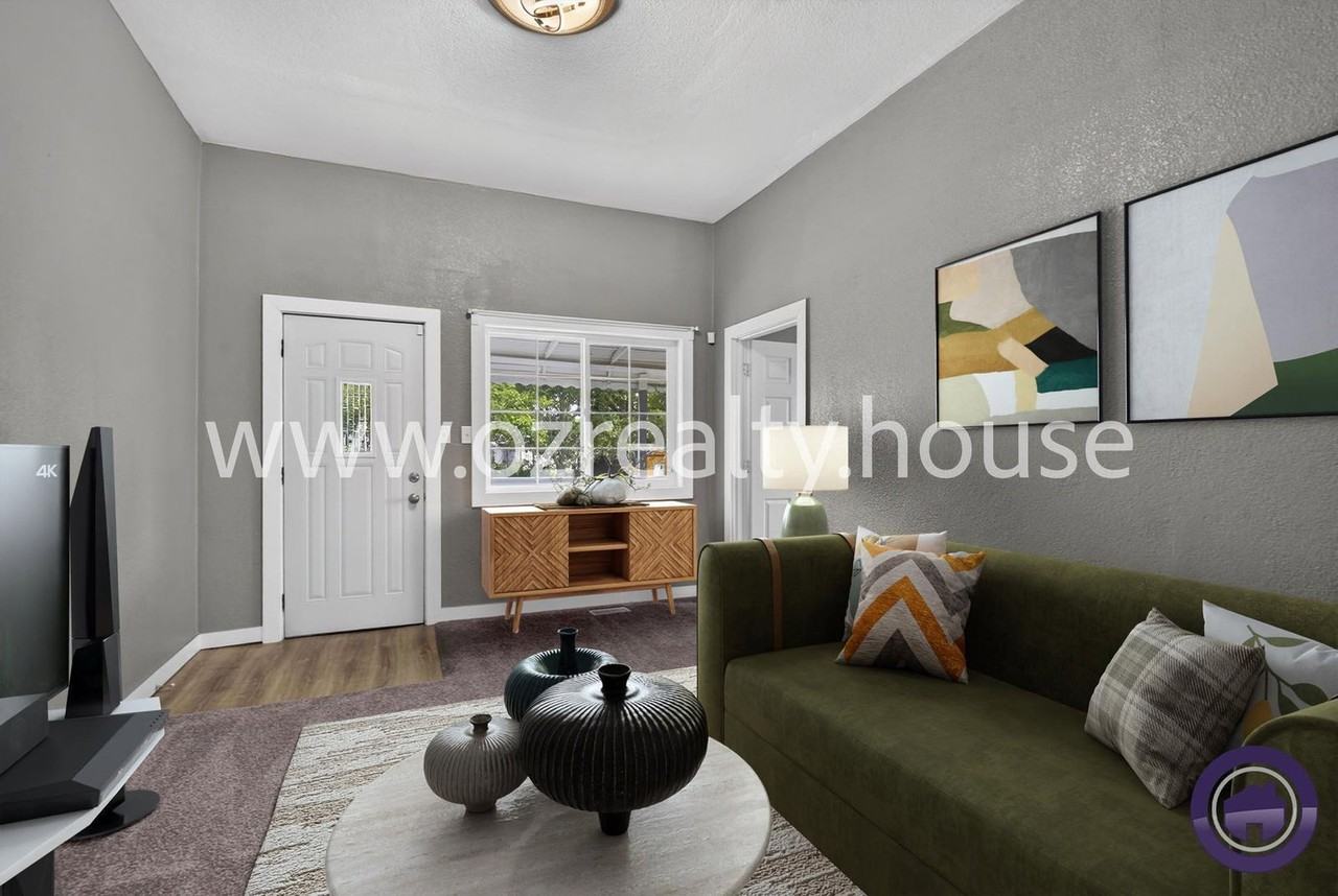 565 Viking St - Photo 2 of 16