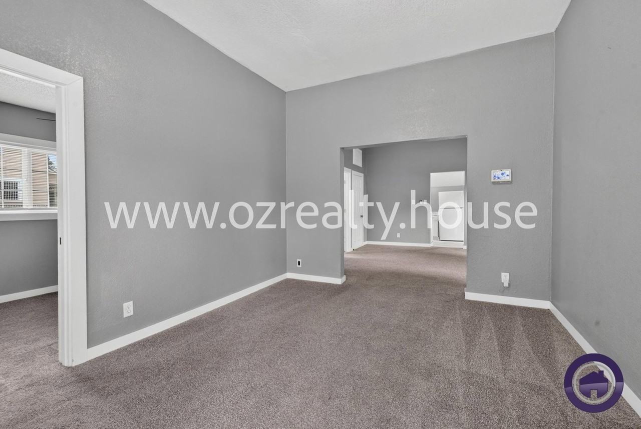 565 Viking St - Photo 3 of 16