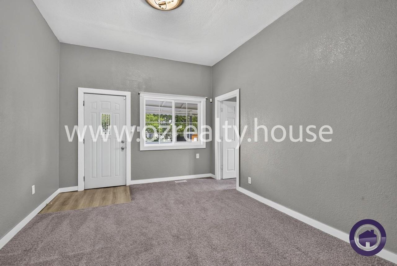565 Viking St - Photo 4 of 16