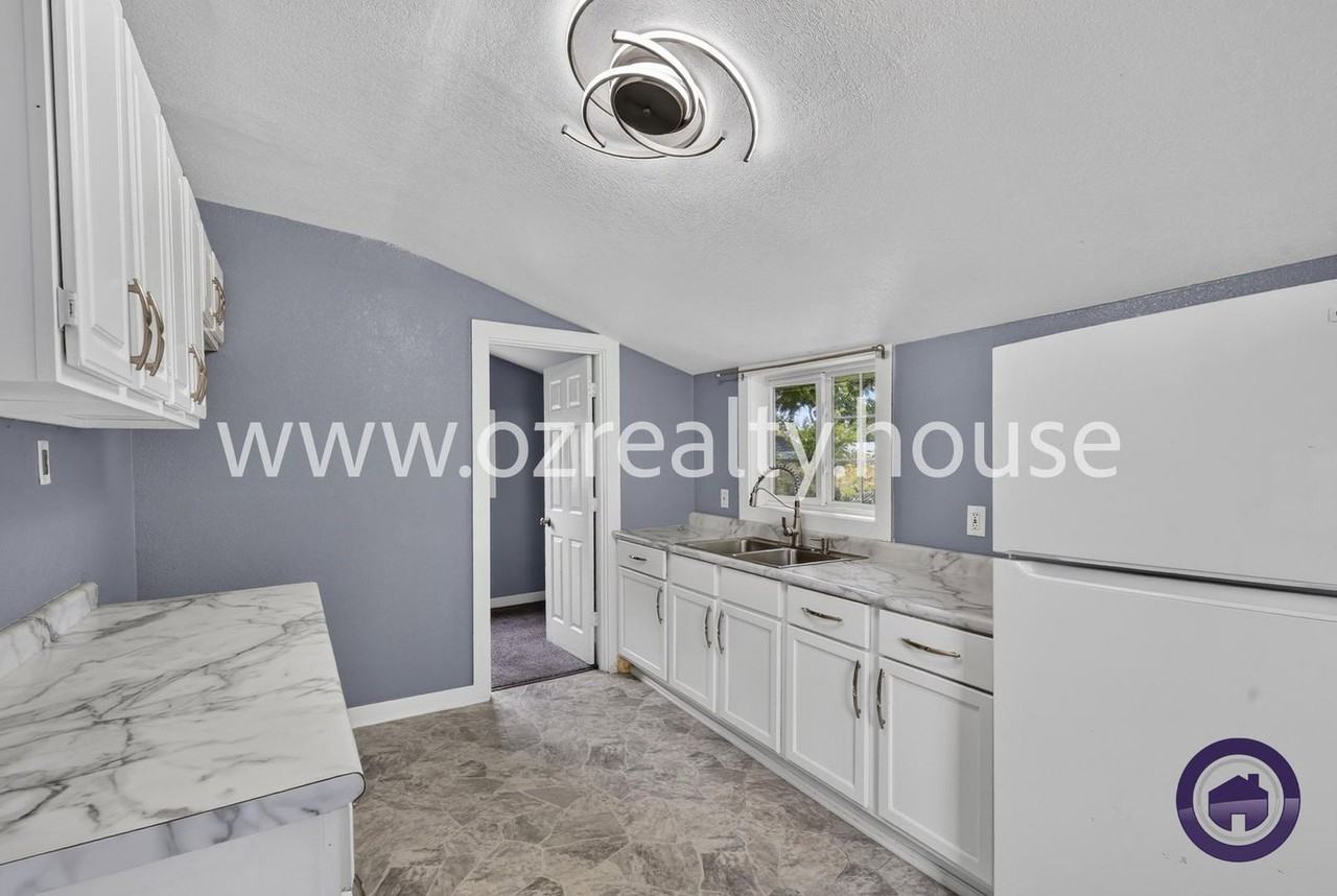 565 Viking St - Photo 5 of 16
