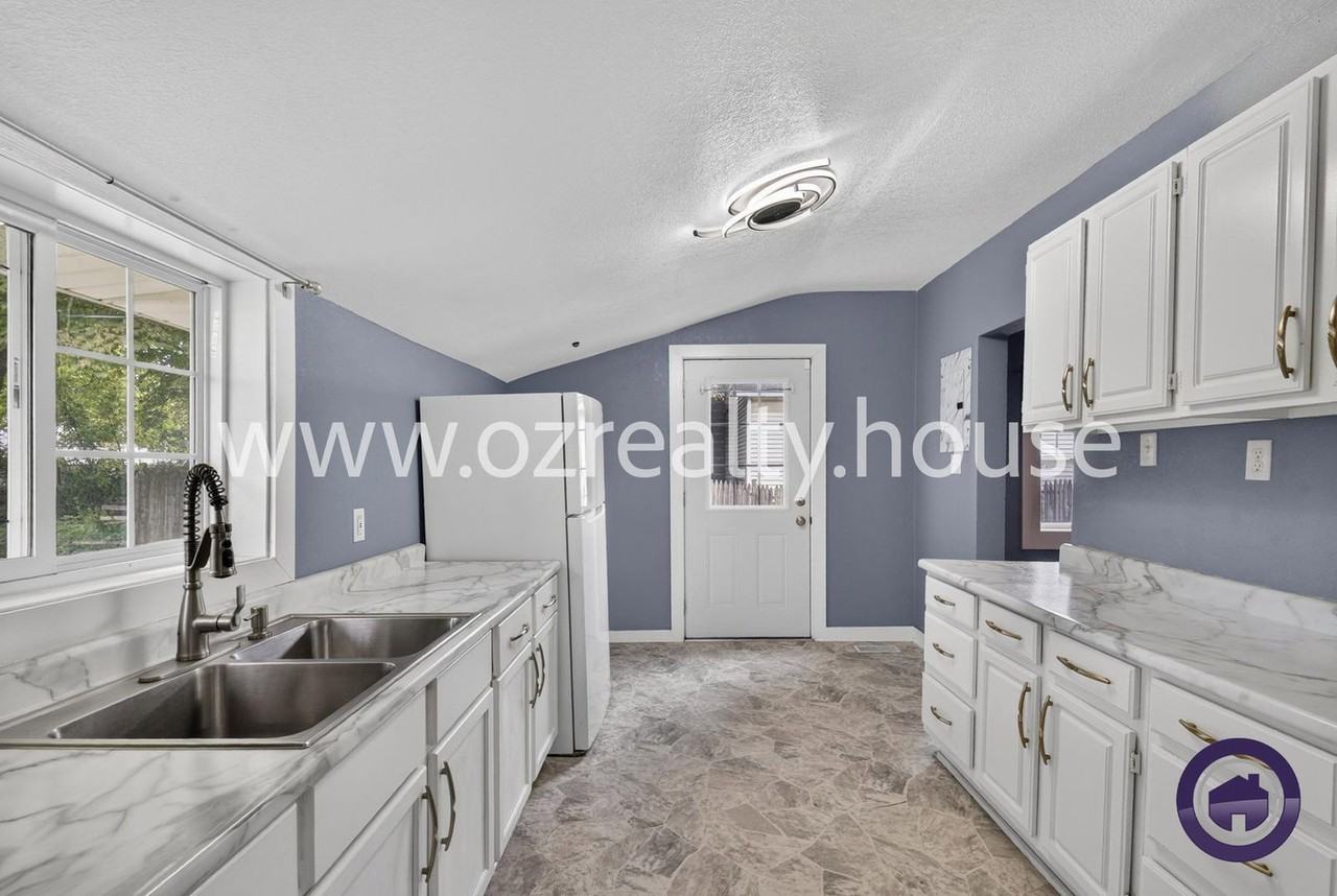 565 Viking St - Photo 6 of 16