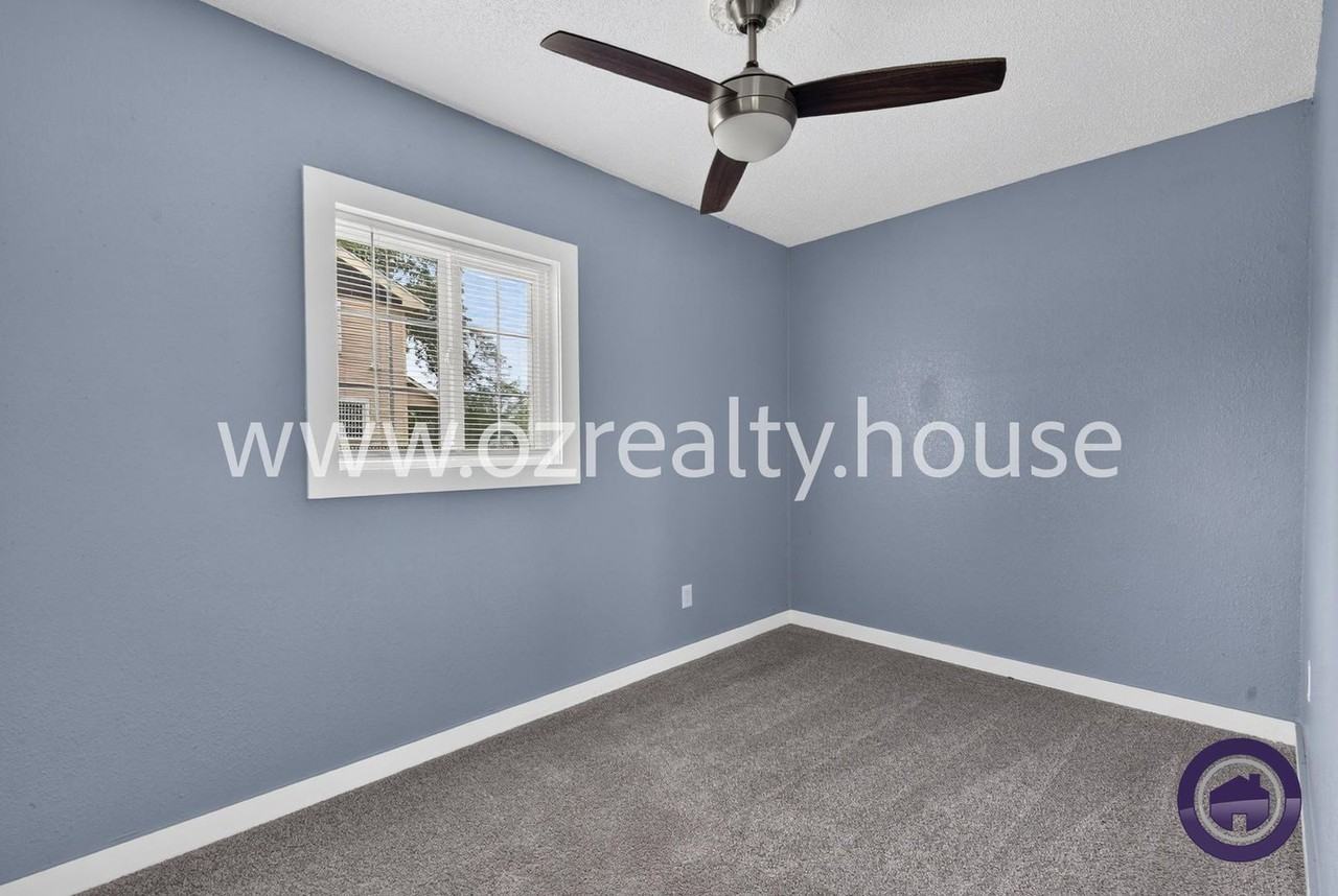 565 Viking St - Photo 7 of 16